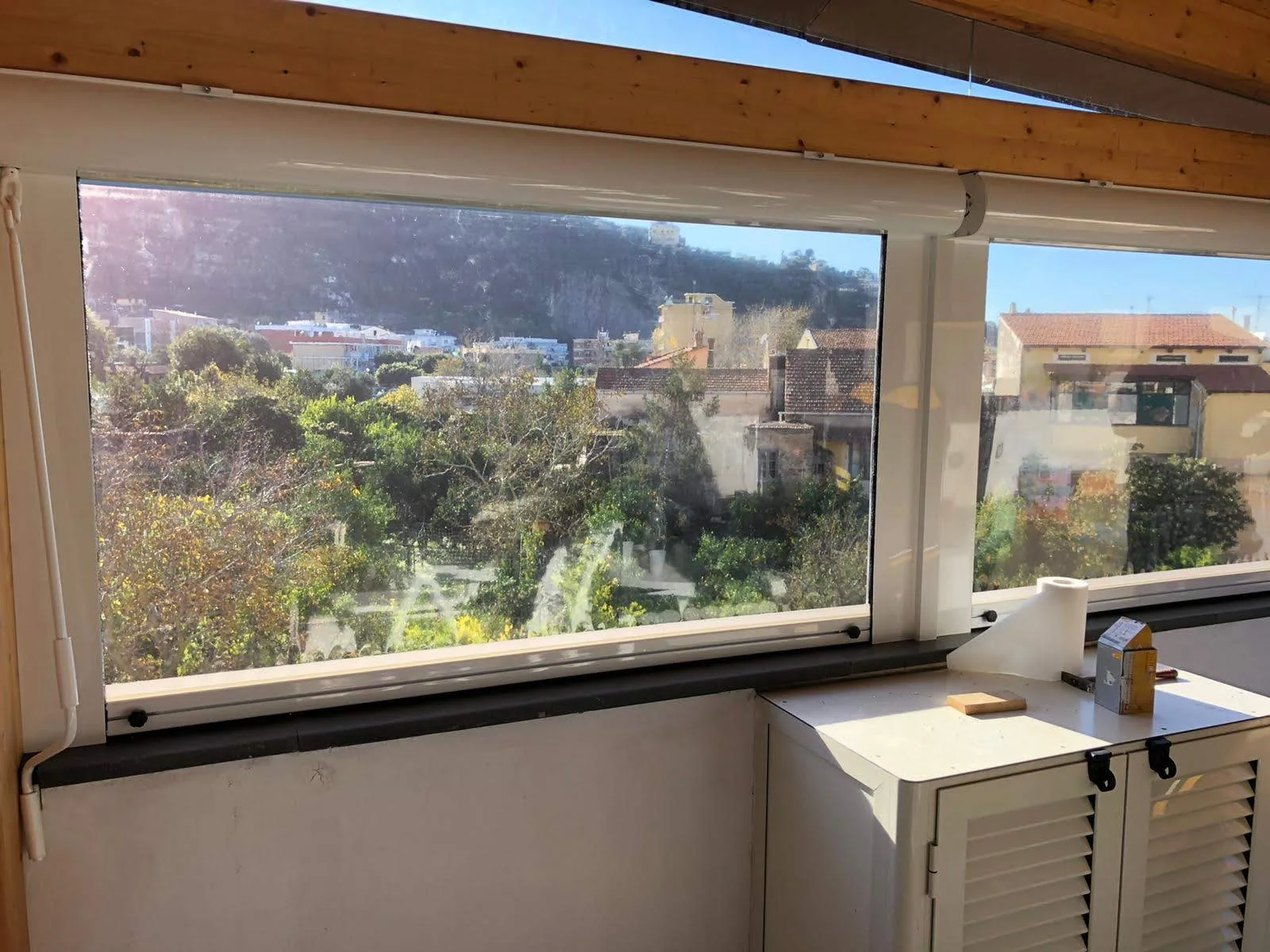 Chiusura trasparente a rullo con cassonetto bianco e profili laterali, riferimento prodotto OASIS