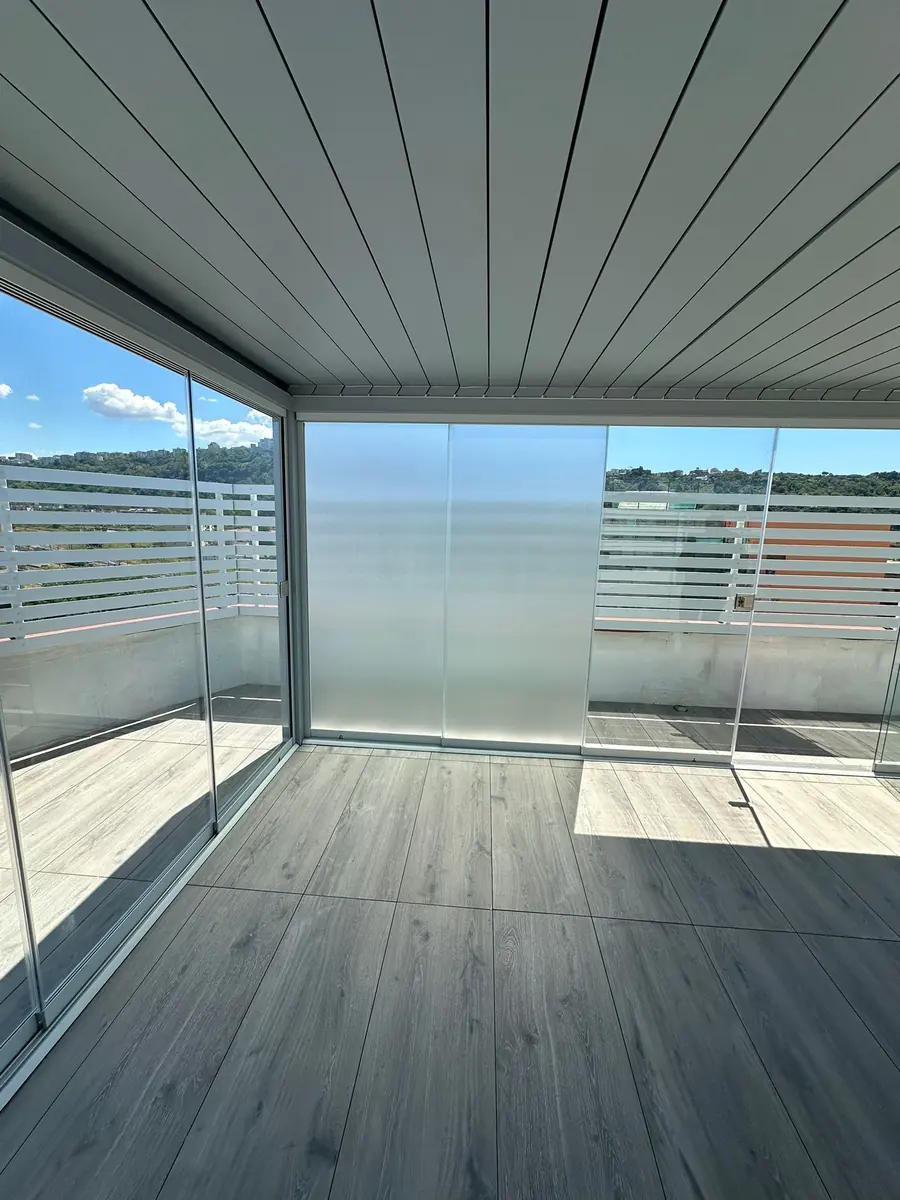 Vista interna della copertura e delle vetrate panoramiche su terrazzo.